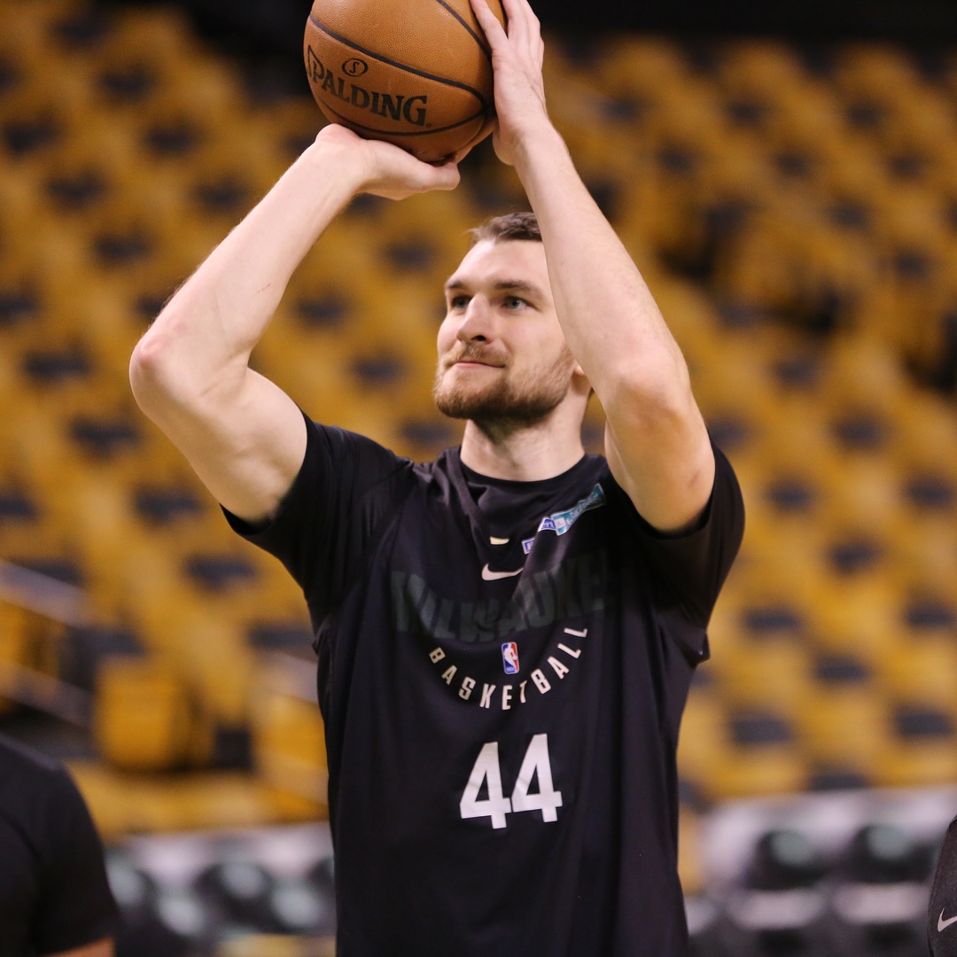 关键时刻密尔沃基雄鹿调整名单以备西甲；刷新队史纪录环节打磨；质疑声仍在；数据趋势出现新变化