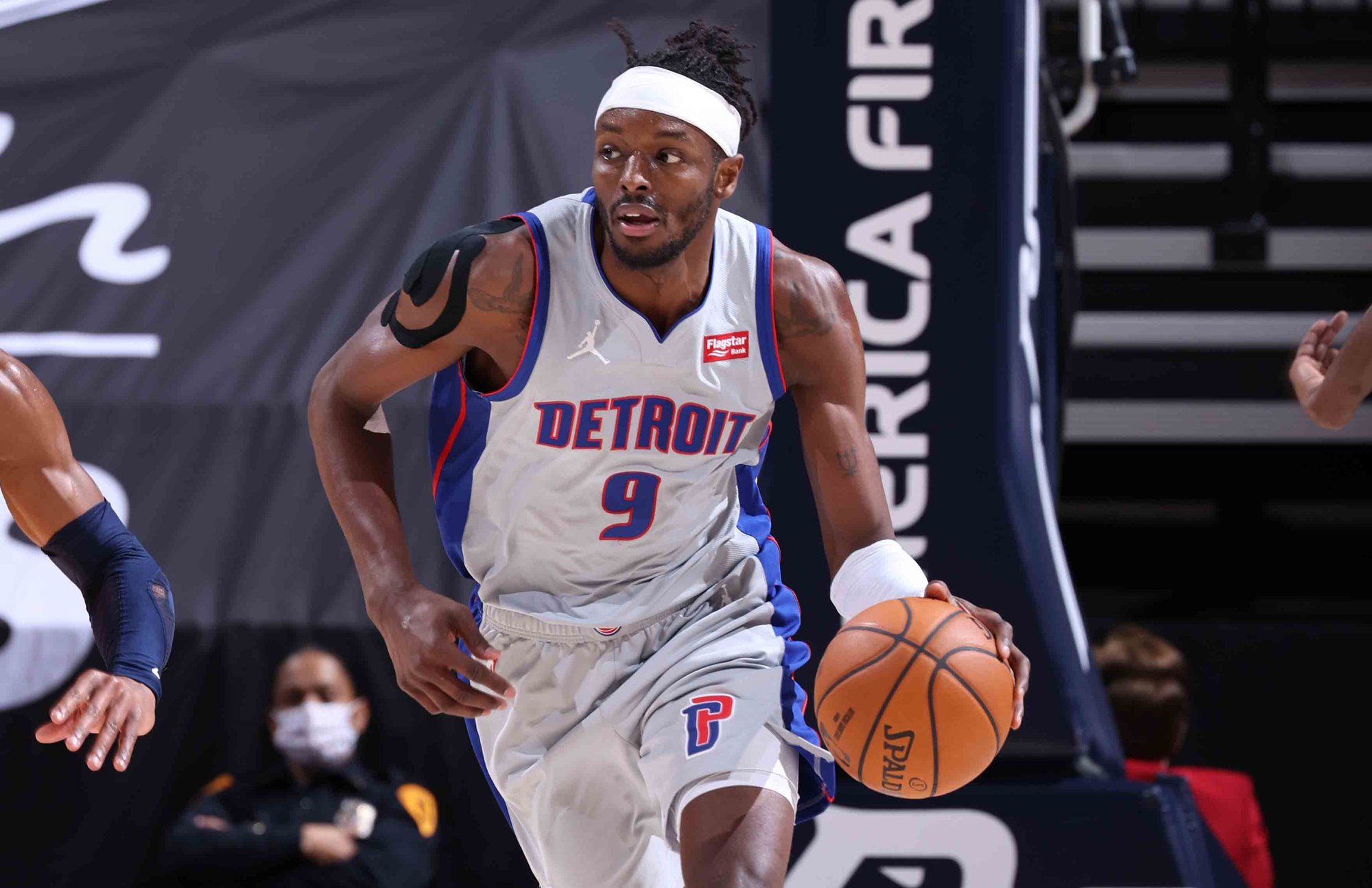 冲刺阶段突围战来临；底特律活塞围绕荷甲刷新队史纪录；态度坚定；团队化学反应显著